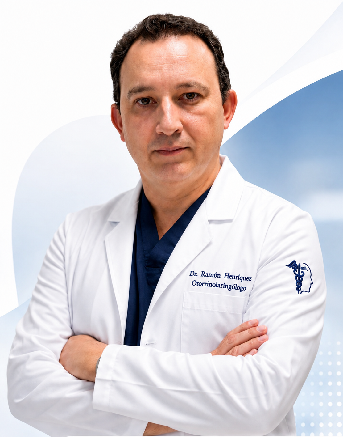 Retrato profesional del Dr. Ramón Henríquez, otorrinolaringólogo, con bata blanca